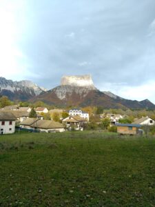 Le village de Chichilianne au pied du Mont-Aiguille